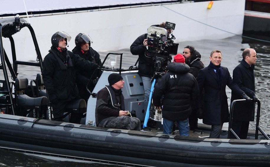 Daniel Craig i polski operator Łukasz Bielan na planie "Spectre" /PA/Ian West    /PAP/EPA