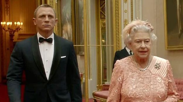 Daniel Craig jako James Bond i Elżbieta II jako Królowa /