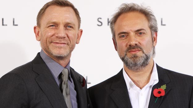 Daniel Craig (L) z reżyserem "Skyfall" Samem Mendesem (P) - fot. Dave Hogan /Getty Images/Flash Press Media