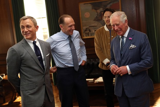 Daniel Craig, Ralph Fiennes, Cary Joji Fukunaga i książę Karol na planie nowego filmu o Jamesie Bondzie / 	Photoshot    /PAP/Photoshot