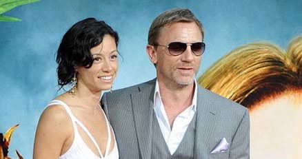 Daniel Craig z partnerką Satsuki Mitchell w koktailowym nastroju /AFP