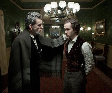 Daniel Day-Lewis i Joseph Gordon-Levitt w scenie z filmu "Lincoln"