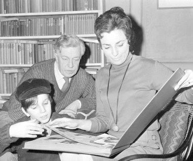 Daniel Day-Lewis jest synem poety Cecila Day-Lewisa i aktorki Jill Balcon. Wykształcenie aktorskie zdobywał w Bristol Old Vic Theatre School. 