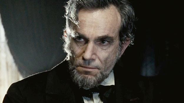 Daniel Day-Lewis w scenie z "Lincolna" - zarówno aktor, jak i film mają szansę na nagrodę BAFTA /materiały dystrybutora