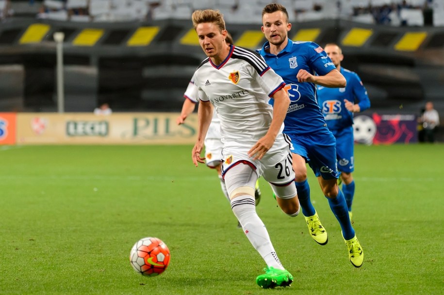 Daniel Hoegh z FC Basel i zawodnik Lecha Poznań Denis Thomalla podczas pierwszego meczu 3. rundy eliminacyjnej Ligi Mistrzów /Jakub Kaczmarczyk /PAP