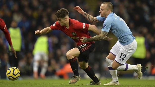 Daniel James z Manchesteru United (po lewej) i Angelino z Manchesteru City (po prawej) /PETER POWELL   /PAP/EPA