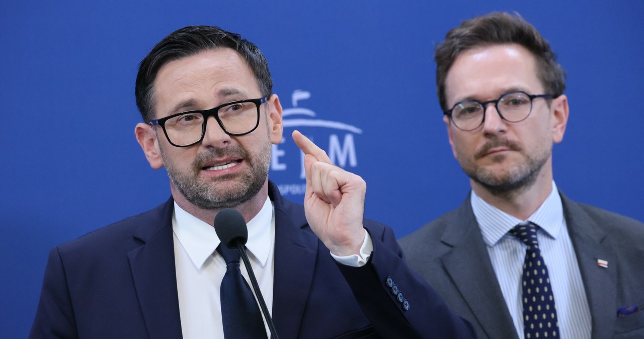 Daniel Obajtek i inni europosłowie PiS na konferencji prasowej podnosili, że zmiany w przepisach dotyczących zabezpieczeń przeciwpożarowych będą ciosem w producentów styropianu i finanse Polaków /Wojciech Olkusnik /Reporter
