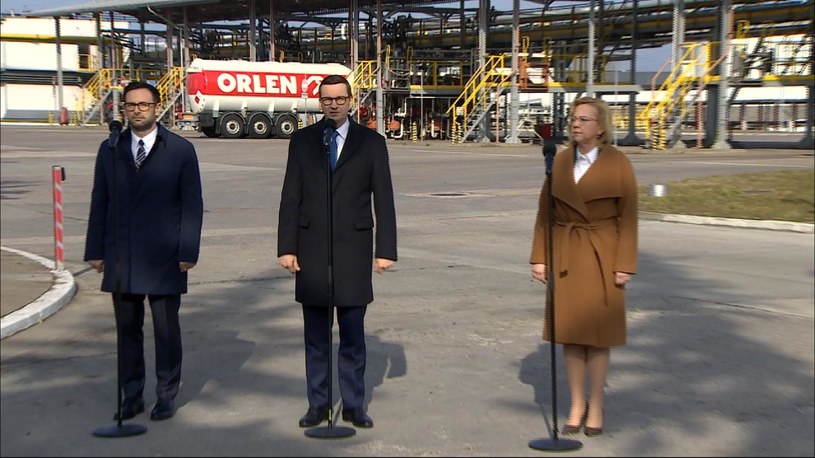 Daniel Obajtek, prezes PKN Orlen, premier Mateusz Morawiecki  oraz Anna Moskwa, minister klimatu i środowiska /Polsat News