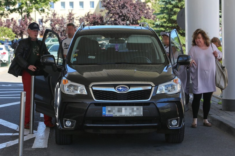 Daniel Olbrychski i Krystyna Demska-Olbrychska przy swoim samochodzie /East News