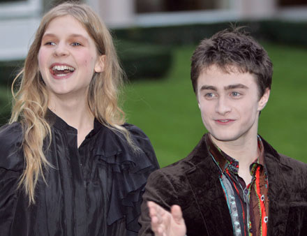 Daniel Radcliffe i Clemence Poesy podczas promocji filmu "Harry Potter i Czara Ognia" /AFP