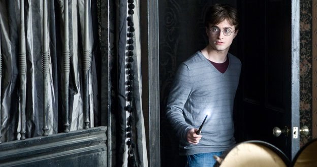 Daniel Radcliffe jako Harry Potter w pierwszej części "Insygniów Śmierci" /The New York Times