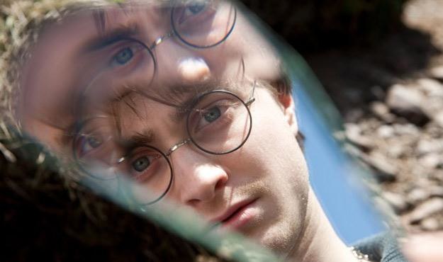 Daniel Radcliffe w pierwszej części filmu "Harry Potter i Insygnia Śmierci" /materiały dystrybutora