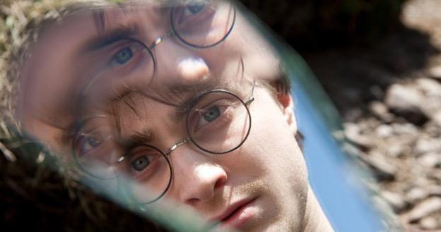 Daniel Radcliffe w pierwszej części filmu "Harry Potter i Insygnia Śmierci" /materiały dystrybutora