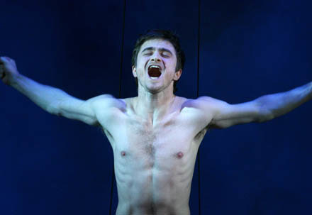 Daniel Radcliffe w sztuce "Equus" /AFP