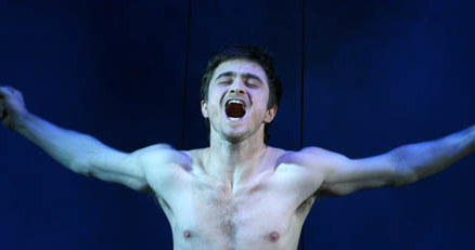 Daniel Radcliffe w sztuce "Equus" /AFP