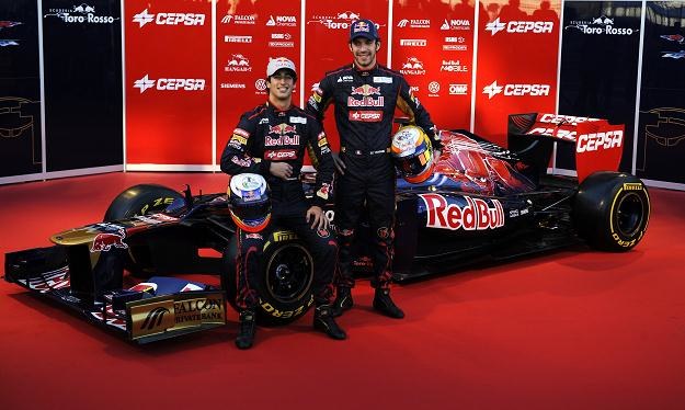 Daniel Ricciardo (z lewej) i Jean-Eric Vergne prezentują nowy bolid Toro Rosso /AFP