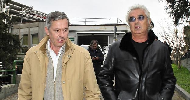 Daniele Morelli (z lewej) i szef zespołu Renault-Lotus Flavio Briatore. /AFP