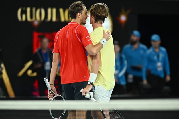Daniił Miedwiediew i Sebastian Korda w czasie meczu Australian Open /JOEL CARRETT    /PAP/EPA