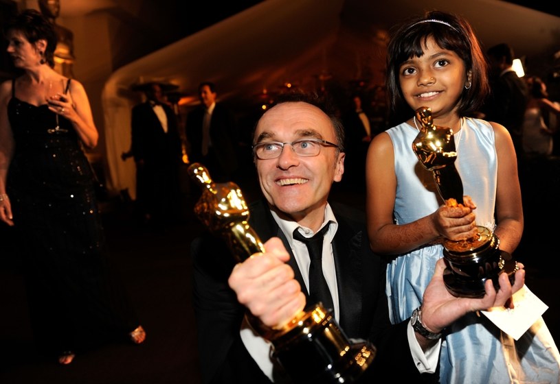 Danny Boyle i dziecięca aktorka Rubina Ali z dwoma Oscarami za film "Slumdog. Milioner  ulicy" /Kevork Djansezian / Staff /Getty Images