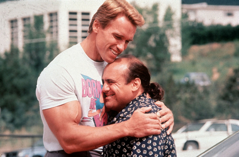Danny DeVito w filmie "Bliźniacy" obok Arnolda Schwarzenegera. Aktor ma 152 centymetry wzrostu. /Mary Evans Picture Library