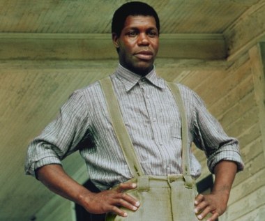 Danny Glover, amerykański aktor najbardziej znany z roli Rogera Murtaugha w kultowej serii "Zabójcza broń", obchodzi w piątek, 22 lipca 2016, 70. urodziny.

Jego ekranowym debiutem był występ w sensacyjnej "Ucieczce z Alcatraz" Dona Siegela (1979), jednak na pierwszą dużą rolę musiał poczekać dopiero do 1985 roku, kiedy zagrał w głośnym "Kolorze purpury" Stevena Spielberga. Wcielił się tam w postać męża bohaterki granej przez Whoopi Goldberg.