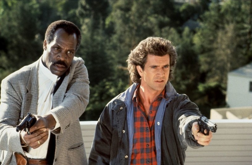 Danny Glover i Mel Gibson w filmie "Zabójcza broń" (1987) /materiały prasowe