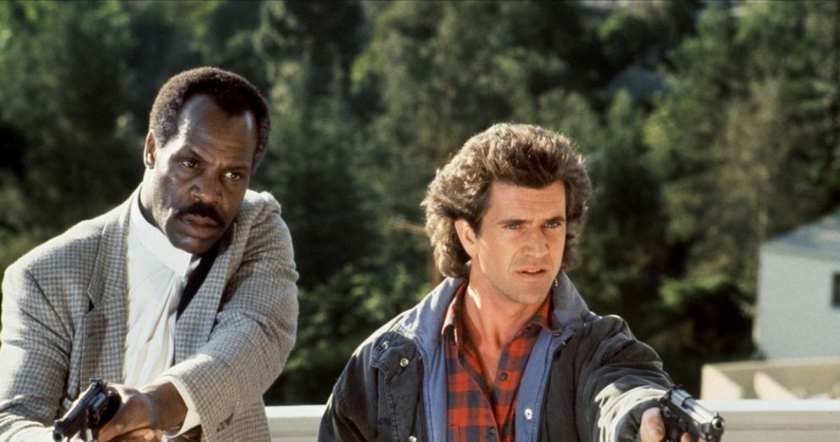 Danny Glover i Mel Gibson w filmie "Zabójcza broń" (1987) /materiały prasowe