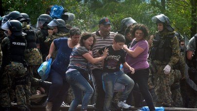 Dantejskie sceny na granicy macedońskiej. Imigranci przedarli się do miasta