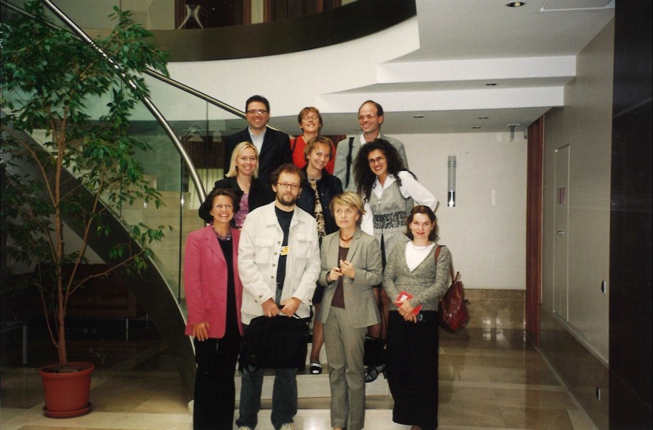 Danuta Huber, była ministers ds. europejskich i pierwsza polska komisarz w UE w otoczeniu korespondentów polskich mediów w Brukseli. W drugim rządzie w środku – Katarzyna Szymańska – Borginon, dziennikarka RMF FM /Archiwum prywatne