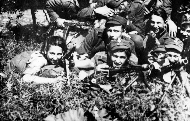 Danuta Siedzikówna „Inka” (pierwsza z lewej) i 4 Szwadron 5 Brygady AK mjr "Łupaszki" /Agencja FORUM