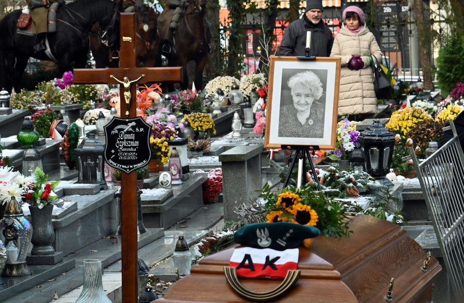 Danuta Szyksznian "Sarenka" spoczęła w kwaterze kombatanckiej na Cmentarzu Centralnym w Szczecinie /	Marcin Bielecki   /PAP