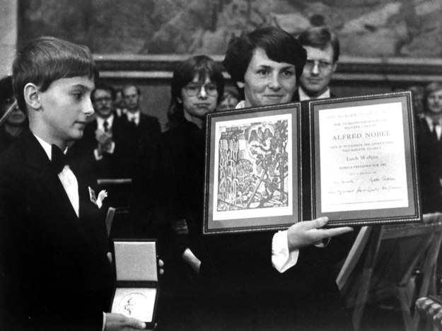 Danuta Wałęsa pokazuje Pokojową Nagrodę Nobla. Obok syn Bogdan /archiwum /PAP