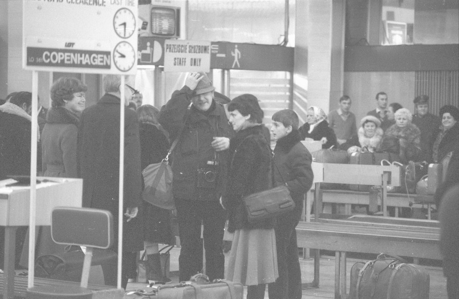 Danuta Wałęsa z synem Bogdanem na lotnisku przed odlotem do Oslo /	Grzegorz Rogiński /PAP