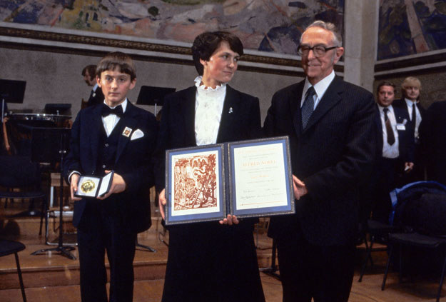 Danuta Wałęsa z synem Bogdanem odbierają Pokojową Nagrodę Nobla dla Lecha Wałęsy /AFP