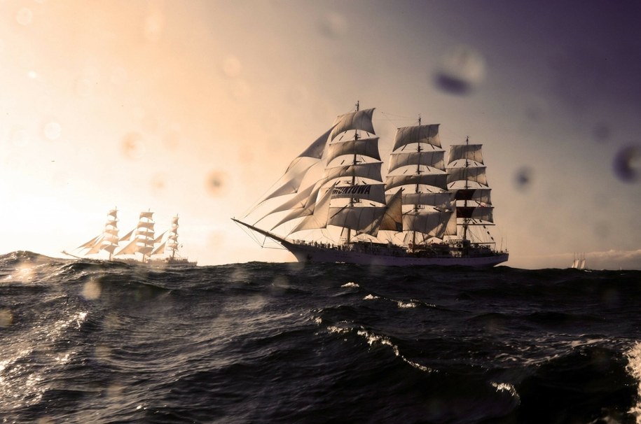 "Dar Młodzieży" w trakcie regat z Lizbony do Kadyksu. Uniwersytet Morski w Gdyni otrzymał 131 mln zł na pierwszy etap budowy nowego żaglowca /imago/Thomas Zimmermann /East News