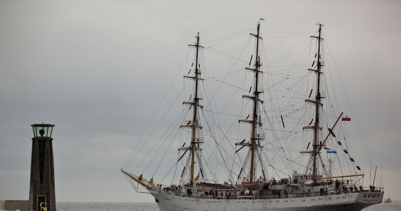 Dar Młodzieży wypłynął w półroczny rejs