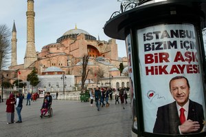 Dar w meczecie. Prezydent Turcji "wojuje islamem"