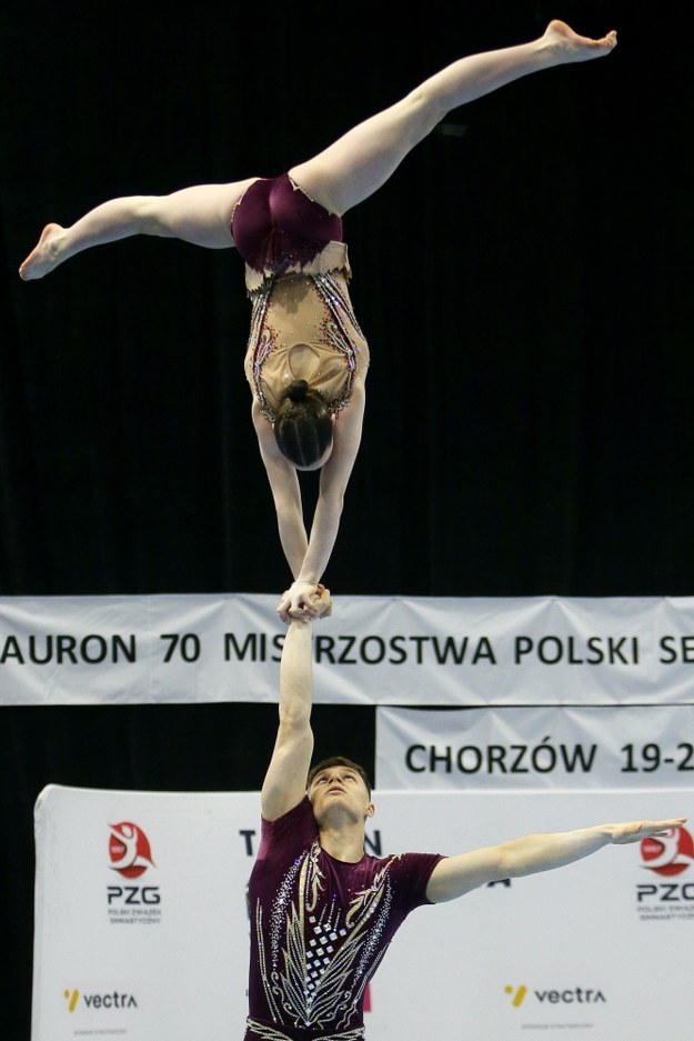 Daria Nowak i Michał Skiba w konkurencji dwójek mieszanych podczas mistrzostw Polski w akrobatyce sportowej /Fot. Jarosław Praszkiewicz /PAP