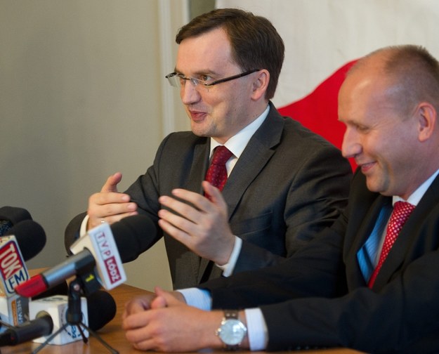 Dariusz Barski (P) i eurodeputowany i wiceprezes PiS wówczas - Zbigniew Ziobro (L). Zdjęcie z 2011 roku /	Grzegorz Michałowski   /PAP