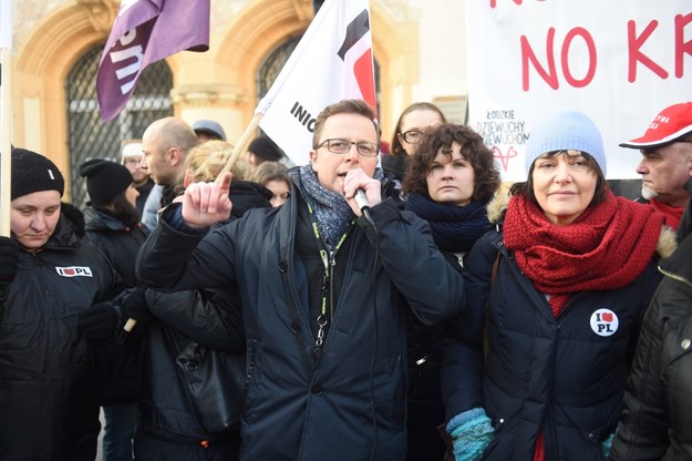 Dariusz Joński zapowiedział, że podobne demonstracje będą organizowane w Łodzi 16 dnia każdego miesiąca /PAP/Grzegorz Michałowski /PAP