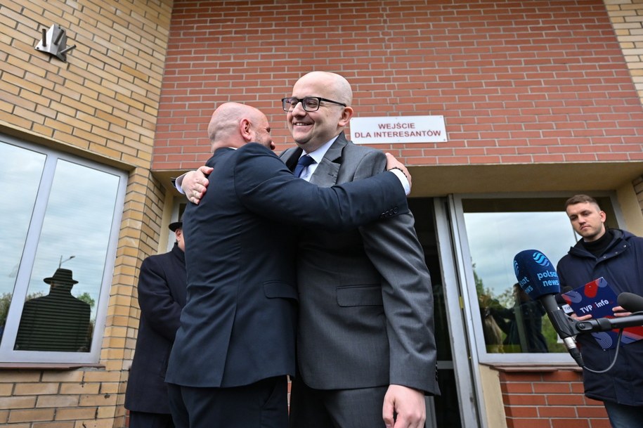 Dariusz Matecki opuszcza Areszt Śledczy w Radomiu. Obok poseł PiS Mariusz Gosek /Piotr Polak /PAP