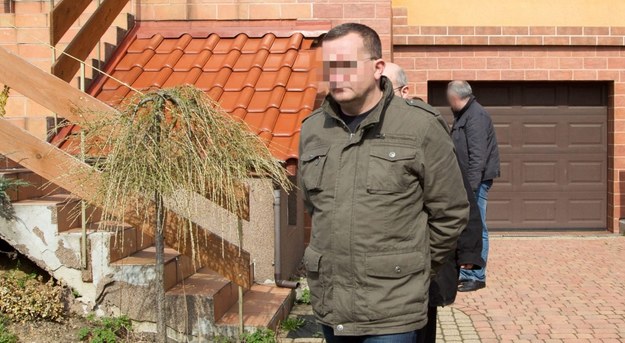 Dariusz P. przed domem, gdzie doszło do tragedii /PAP/Andrzej Grygiel    /PAP