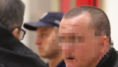 Dariusz P. przed sądem. Odpowiada za podpalenie swojej rodziny