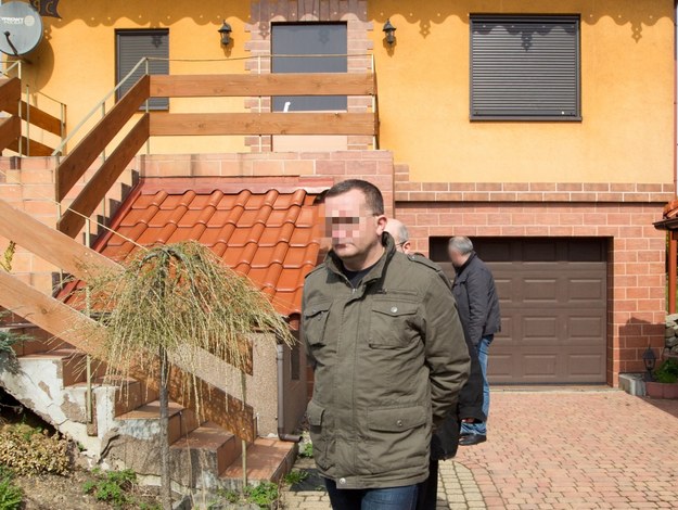 Dariusz P. przed swoim domem /Andrzej Grygiel /PAP