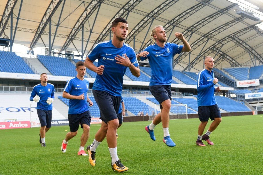 Darko Jevtic z kolegami z drużyny podczas treningu Lecha przed rewanżowym meczem drugiej rundy eliminacji Ligi Europejskiej z FV Haugesund (Poznań, 19 lipca 2017) /Jakub Kaczmarczyk /PAP
