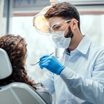 Darmowa wizyta u dentysty do 450 zł. O refundacji niewielu ma pojęcie