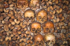 Darmowy nocleg wśród milionów czaszek w paryskich katakumbach