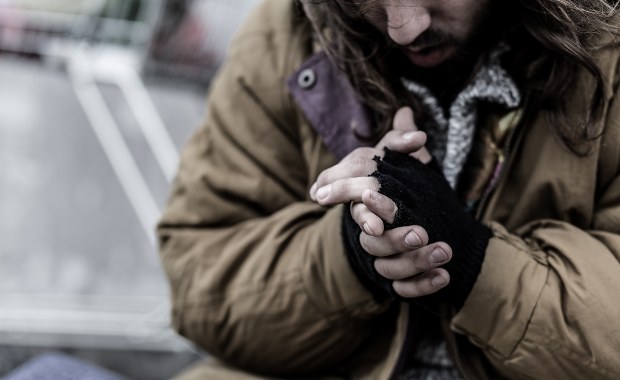 Darmowy program wychodzenia z uzależnień dla bezdomnych? Zdecydują o tym radni