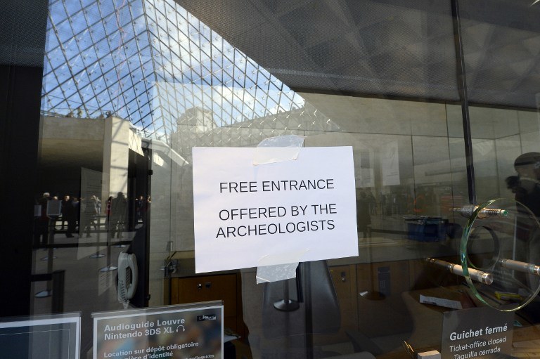 "Darmowy wstęp, oferta archeologów" - napisano na informacji powieszonej na jednej z kas. /AFP