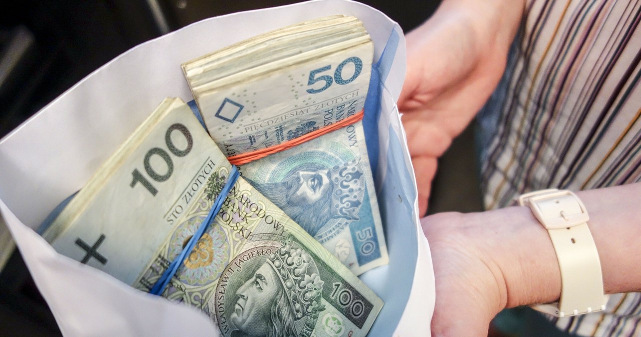 Darowizna w gotówce – czy trzeba zapłacić podatek? /Piotr Kamionka/REPORTER /Reporter